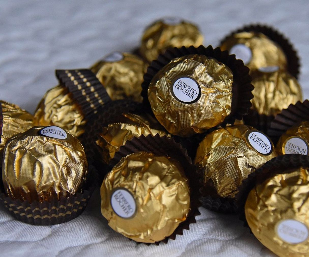 Manos preparando dulces artesanales en la mesa de trabajo