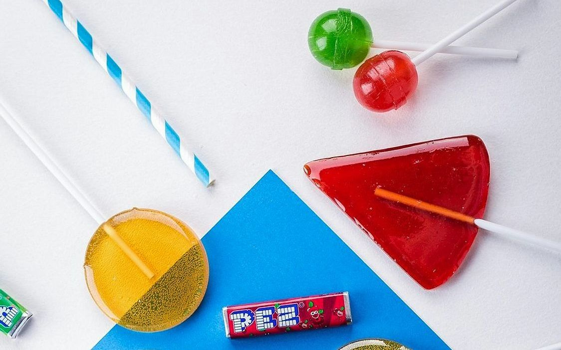 Frente de la tienda de dulces en una esquina soleada