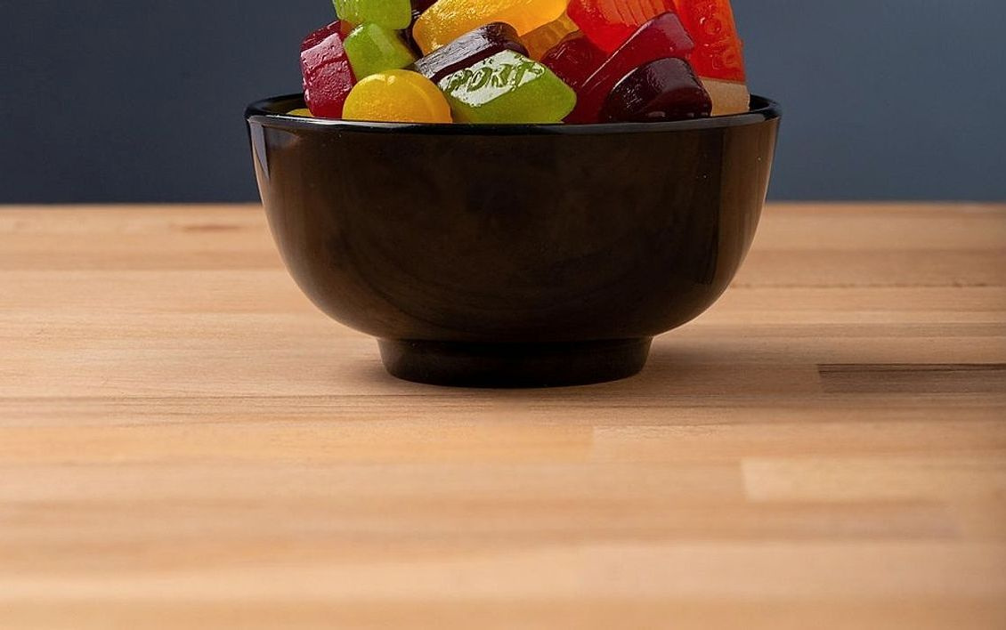 Una selección de dulces artesanales en presentación premium